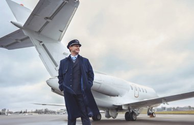 Mutlu pilot uçağı açık bulma