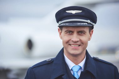 Mutlu pilot uçak açık hareket