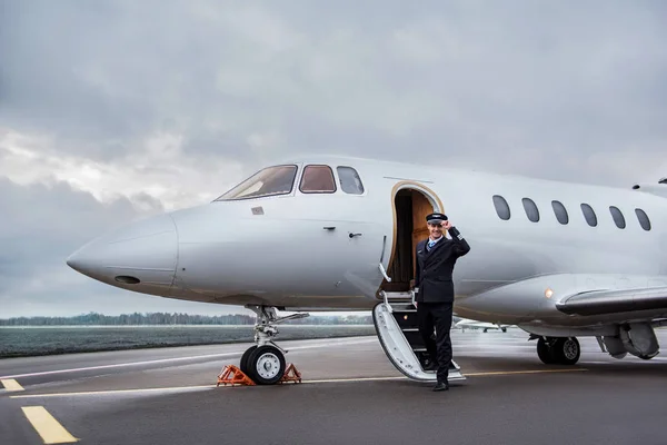 Feliz piloto saliendo del avión — Foto de Stock