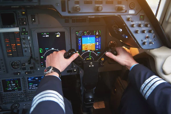 Avión volador a mano piloto en cabina — Foto de Stock
