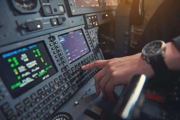 Piloto mão pressionando botão na cabine — Fotografia de Stock