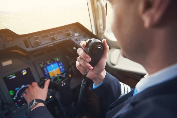 Aviador contando por transmisor portátil — Foto de Stock
