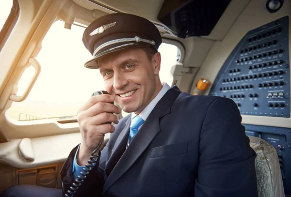 Aviador radiante hablando por transmisor portátil — Foto de Stock