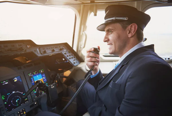 Aviador alegre hablando por transmisor portátil — Foto de Stock