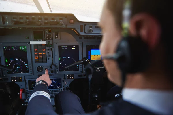 Aviador mão trabalhando com aparelho de aeronave — Fotografia de Stock