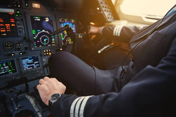Avión de navegación del brazo piloto en cabina — Foto de Stock