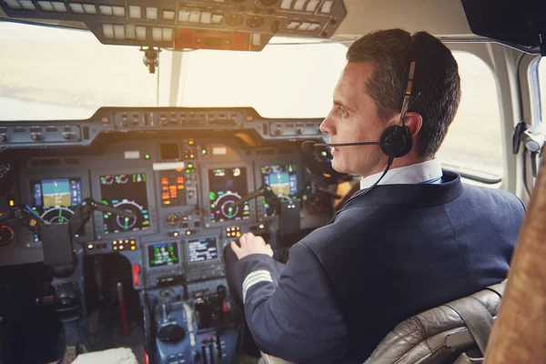 Calma aviatore seduto in cabina di pilotaggio — Foto Stock