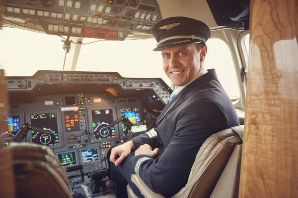 Feliz piloto localizando en cabina — Foto de Stock