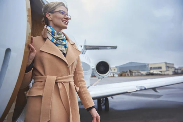 Utgående lady spännande från flygplan — Stockfoto