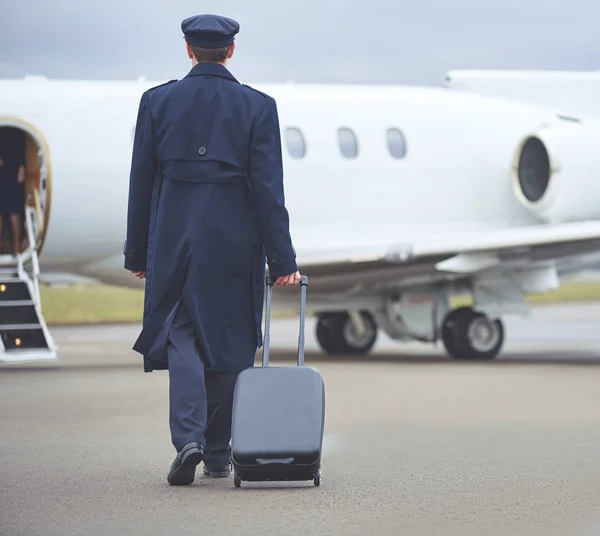 Flieger zieht mit Gepäck ins Flugzeug — Stockfoto