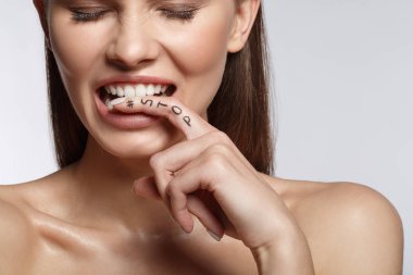 Tahriş olmuş kız gösteren parmak dur yazı ile