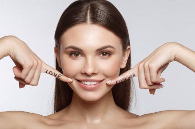 Neşeli kız aşık oluyor