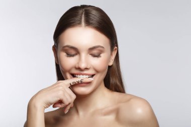 Güzel kız sevgi duygularını ifade etme