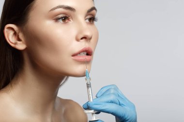 Kızın dudak düzeltme şırınga tarafından