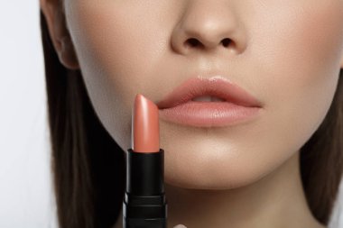 Şehvetli genç kadının makyaj yapması