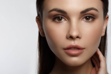 Yüz derisinin şehvetli genç kadın seviyor