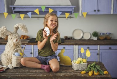Mutlu küçük kız taze pişirme çalışıyor