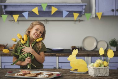 Neşeli çocuk bahar tatil bayram