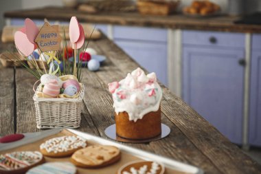 Masanın üstüne lezzetli ev yapımı tatlılar