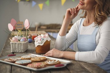 Gülümseyen Bayan Paskalya için bekliyor