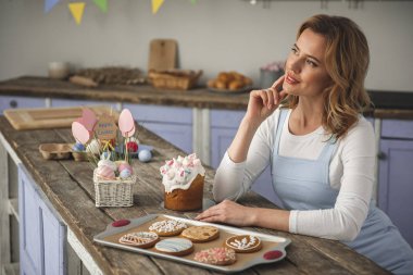Düşünceli kadın ödev sonra dinlenme