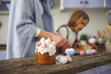 Sakin aile Fete için hazırlanıyor