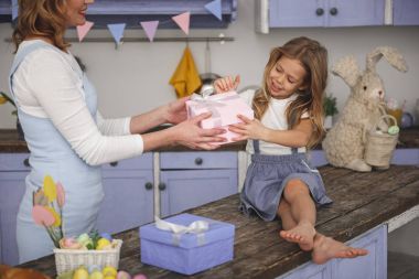 Gülümseyen çocuk anne alıcı hediyesi