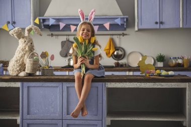 Mutlu kız bahar çiçekleri tutarak