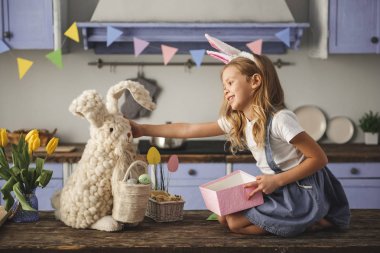 Eğlenin kız yumuşak bunny ile oynuyor