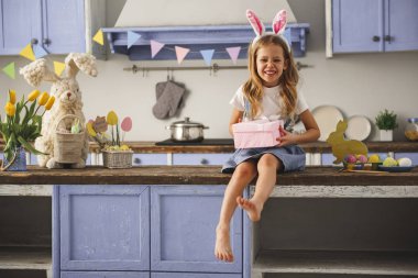 Mutlu bir çocukluk alıcı Paskalya Hediyelik