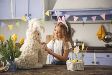 Küçük kız oyuncakla eğlenceli memnun