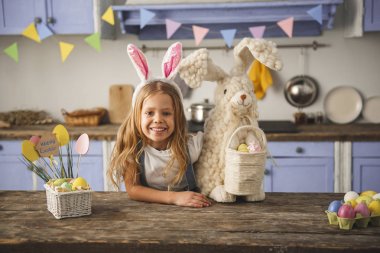 Küçük çocuk evde tatil keyfini