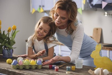 Memnun anne ve onların yaratıcı çalışma zevk çocuk