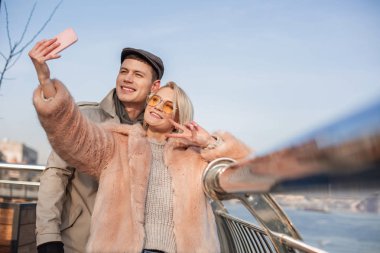 Mutlu şık aşık açık havada resim alıyor