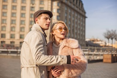 Sevimli genç aşıklar Caddesi üzerinde sürpriz ifade eden