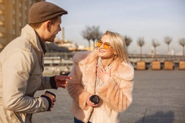 İyimser çift komik hikayeler açık havada paylaşımı