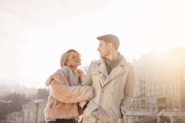 İyimser genç aşıklar zaman açık havada tadını çıkarıyor