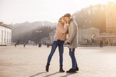 Erkek erkeğe kulak üzerinde önemli bir şey fısıldıyor