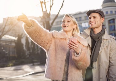 Açık havada yürürken duygu merak merak sevgili misiniz