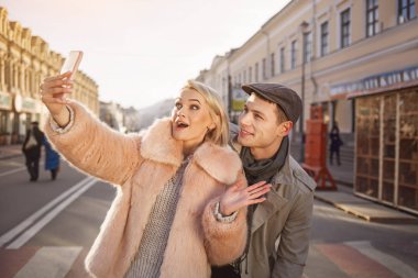 Neşeli kız ve erkek fotoğraf açık havada yapıyoruz