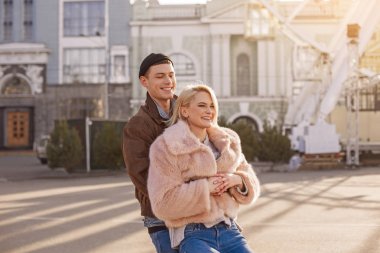 İyimser genç adam ve kadın Caddesi üzerinde rahatlatıcı