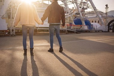 Romantik Çift gün batımını izlemek