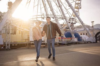 Mutlu aşıklar açık havada dinlenme