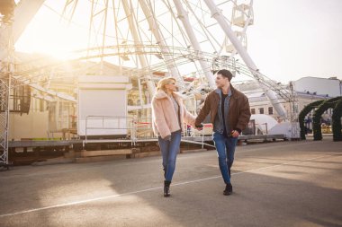 Rahat aşık çift birlikte eğleniyor musun sokakta