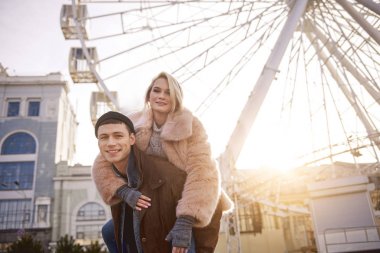 Büyülü sevgilisi ve erkek arkadaşı meydanda dinlenme