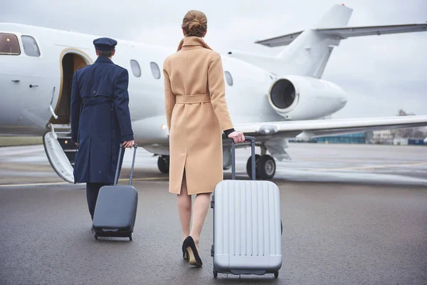 Vrouwelijke en pilotprojecten verhuizen naar vliegtuigen — Stockfoto