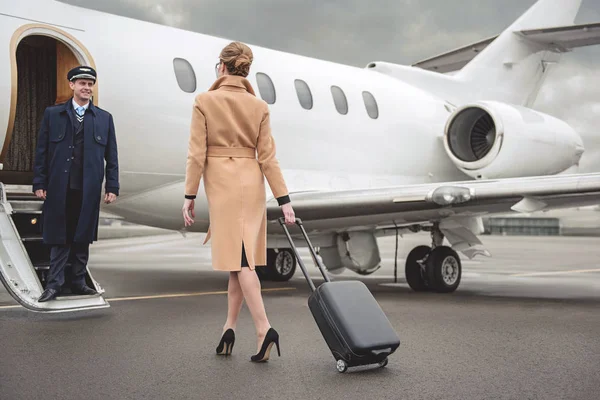 Mujer con equipaje que va a los aviones —  Fotos de Stock