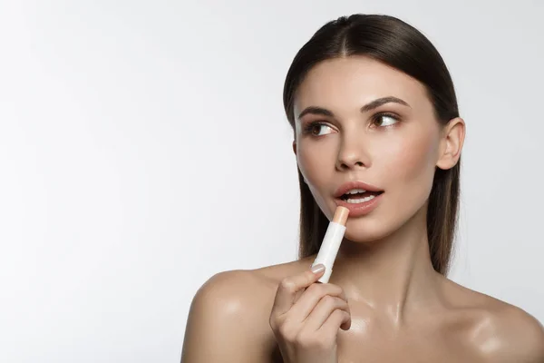 Saludable chica poniendo en chapstick en los labios — Foto de Stock