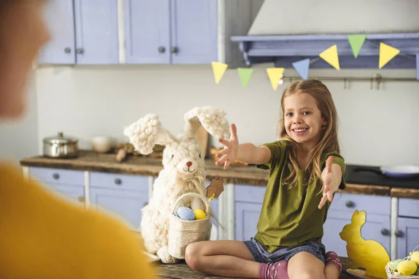 Feliz hija mostrando su amor — Foto de Stock