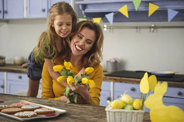 Pequeña familia celebrando la Pascua en casa —  Fotos de Stock